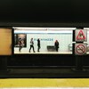 la station de métro runnymede à Toronto on voit quatre jeunes femmes au loin qui attendent leur métro sur le quai de gare