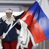 Un homme défile avec le drapeau russe aux Jeux olympiques.