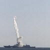 Un missile vient d'être lancée d'un bateau, engendrant une trace de fumée blanche dans son sillage.