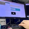 Une personne consulte la nouvelle plateforme en ligne de la Société de l'assurance automobile du Québec.