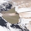 Un tuyau rejette de l'eau brune dans l'environnement.