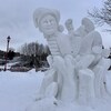 Une sculpture de neige.