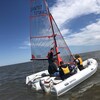 Quatre personnes sur un voilier lors des compétitions Sail Est 2022 de Voile Canada à Gimli, le 16 juillet 2022. 