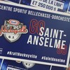 Une affiche promotionnelle pour la candidature de Saint-Anselme collée sur une vitre. 