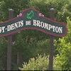 Le panneau d'entrée de la ville de Saint-Denis-de-Brompton.