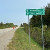 Un panneau annonce Normétal dans six kilomètres et Saint-Lambert dans huit kilomètres. Une entrave routière bloque le chemin.