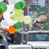 Un char allégorique avec un farfadet géant tenant un pot contenant des pièces d'or défile dans les rues de Montréal en 2017.