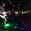 Un concert dans un bar.