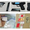 Collage de cinq photos montrant des armes de poing, des comprimés dans les sacs de plastique et des billets de banque du Canada et des États-Unis.