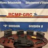 De la drogue et des armes exposées sur une table.