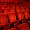 Des fauteuils dans une salle de cinéma