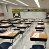 Une salle de classe vide.