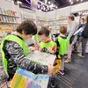 Des enfants regardent un livre.