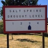 un panneau indiquant une sécheresse de niveau 3 sur l'île Saltspring