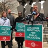 Sam Hammond, président de la Fédération des enseignants de l'élémentaire de l'Ontario lors de la conférence de presse devant la Cour supérieure de l'Ontario, à Toronto.