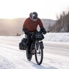 Samuel Lalande-Markon roule à vélo sur une route enneigée. Sa cagoule est gelée autour de sa bouche.