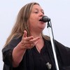 Sandra Le Couteur, chantant derrière un micro
