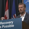 Le ministre adjoint à la Santé mentale et aux Dépendances de l'Alberta, Mike Ellis, à un pupitre.