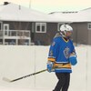 Misha Shelipov sur un terrain de hockey le 13 janvier 2023.
