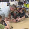 À l'école Montgomery de Saskatoon, l'enseignant David Crowell participe à des projets de recyclage de déchets électroniques avec ses élèves. 