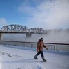  Un piéton marche près de River Landing, au bord de la rivière Saskatchewan Sud, pendant une alerte au froid extrême à Saskatoon, sur cette photo d'archive du 25 janvier 2021.