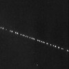 Une trentaine de satellites qui se suivent l'un après l'autre illuminent le ciel la nuit.
