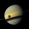 Image de la lune Titan en orbite autour de la planète Saturne.