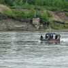 Un bateau de pompiers sur la rivière, le 5 juin 2023.