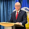 Le maire de Winnipeg Scott Gillingham en conférence de presse à l'hôtel de ville de Winnipeg, devant un rideau bleu et des drapeaux de Winnipeg, le 15 décembre 2022.