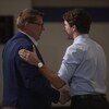 Scott Moe serre la main de Justin Trudeau.