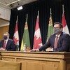Scott Moe et Paul Merriman portent le masque lors d'une conférence à l'Assemblée législative de la Saskatchewan.