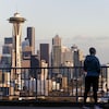Deux personnes observent la ville de Seattle