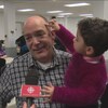 Sébastien Groleau porte un enfant dans ses bras en entrevue.
