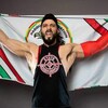 Le lutteur Sebastian Wolfe porte le drapeau de la Première Nation Pasqua.