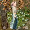 Image du jeu «Second Life» montrant l'avatar d'une femme aux cheveux gris-mauve dans la nature.