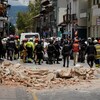 Une voiture endommagée et les décombres d'une maison endommagée par le tremblement de terre survenu à Cuenca, en Équateur.