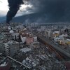 La fumée noire d'un incendie s'élève au-dessus d'Iskenderun, suite à un tremblement de terre en Turquie, le 7 février 2023.