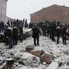 Des sauveteurs sortent une personne d'un bâtiment effondré après un tremblement de terre à Malatya, en Turquie, le 6 février 2023.