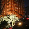 Les secouristes fouillent les décombres d'un édifice à Adana.