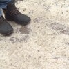 Photo d'une paire de bottes sur un trottoir recouvert de sel blanc