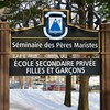 Enseigne du Séminaire des Pères Maristes photographiée en hiver.