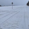 Un sentier de motoneige fermé car il n'y a pas assez de neige au sol.