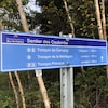 Une affiche des distances à parcourir sur les divers tronçons du Sentier des Coulombe.