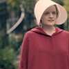 Photo de l'actrice dans un costume de nonne rouge écarlate