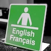  Une affiche où est écrit English Français, avec l'icône d'un homme devant un bureau.
