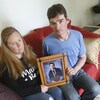 Jill et Derek Lints tiennent une photo de leur fils Daniel, 17 ans, à leur domicile de Pilot Mound, au Manitoba, le mercredi 15 juin 2022. Leur fils Daniel a été victime de sextorsion en février et s'est suicidé. 