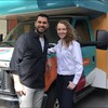 Shaunpal et Laura posent devant le camion aux couleurs de la tournée pour la dualité linguistique.