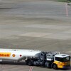 Un camion-citerne sur le tarmac de l'aéroport de Düsseldorf, en Allemagne.