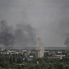 De la fumée s'élève de la ville de Sievierodonetsk, lors d'un bombardement dans la région du Donbass, dans l'est de l'Ukraine.