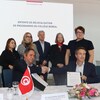 Chamseddine Ouerdiane, PDG de l'École canadienne de Tunis, serre la main  de Brian Vaillancourt, vice-président – Développement des affaires du Collège Boréal.